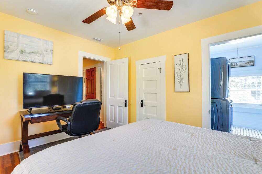 Walk to Manatee River: Palmetto Unit w/ Sunroom