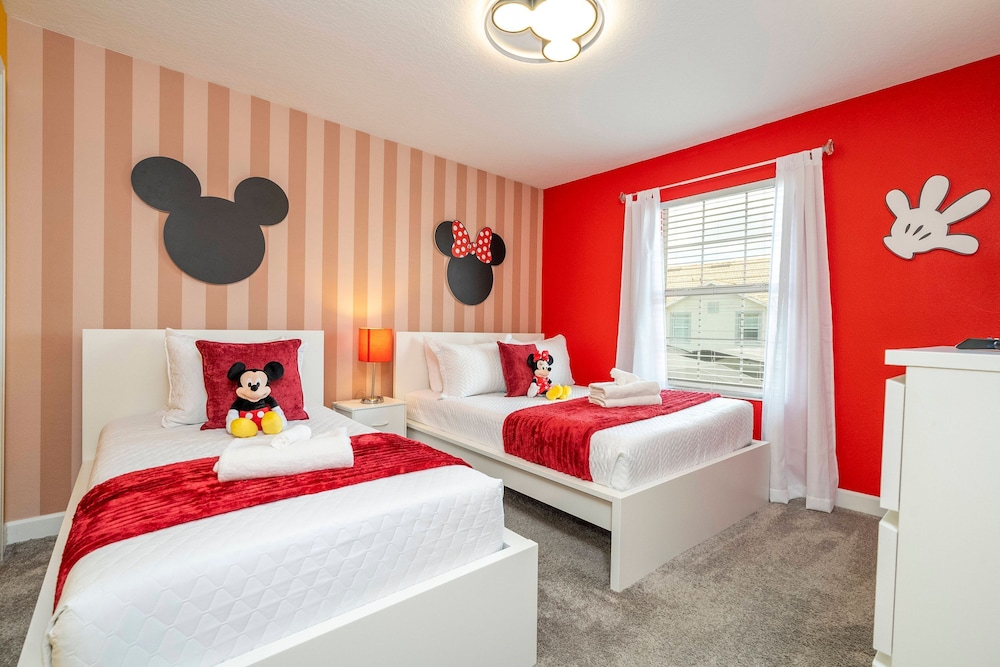 Beautiful 4 BR Close to Disney