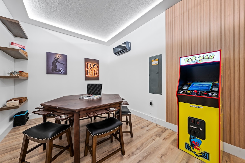 Light Welcoming Fun Resort Home Sleeps 20