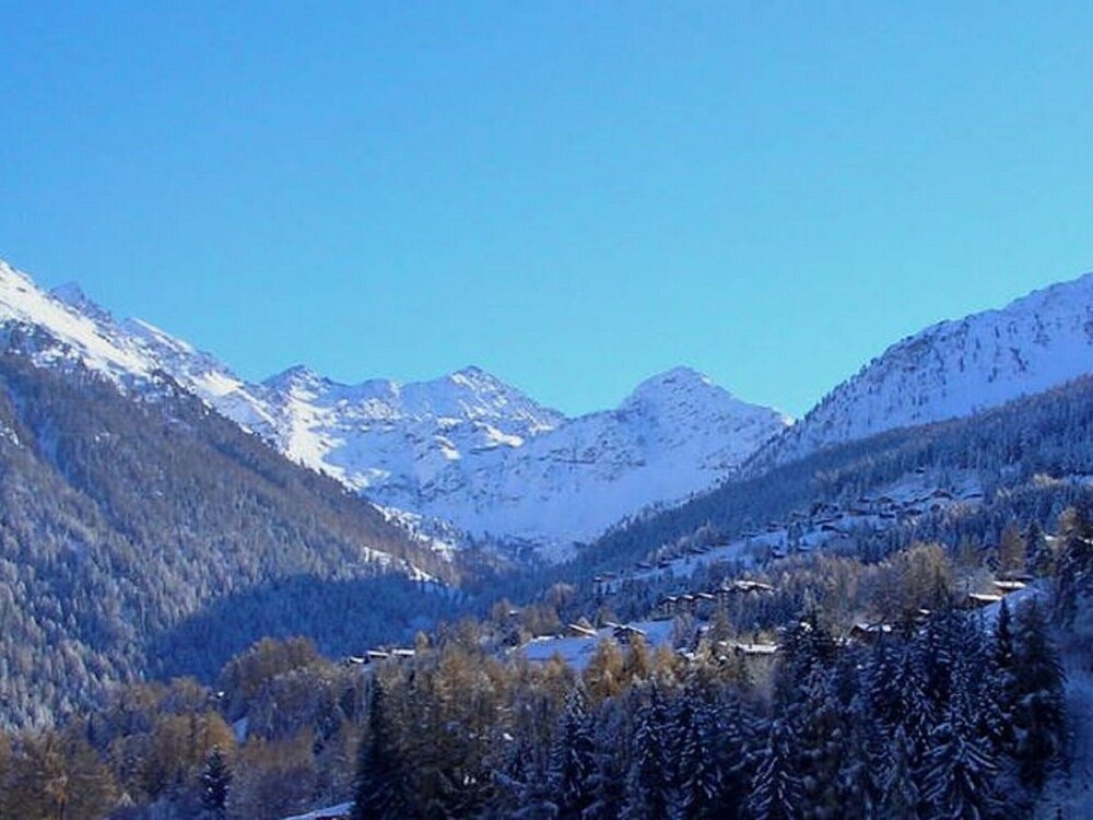 Spacious Chalet near Center of La Tzoumaz
