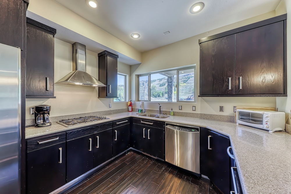 Modern 1BR Mountain View Balcony Steps to Lift