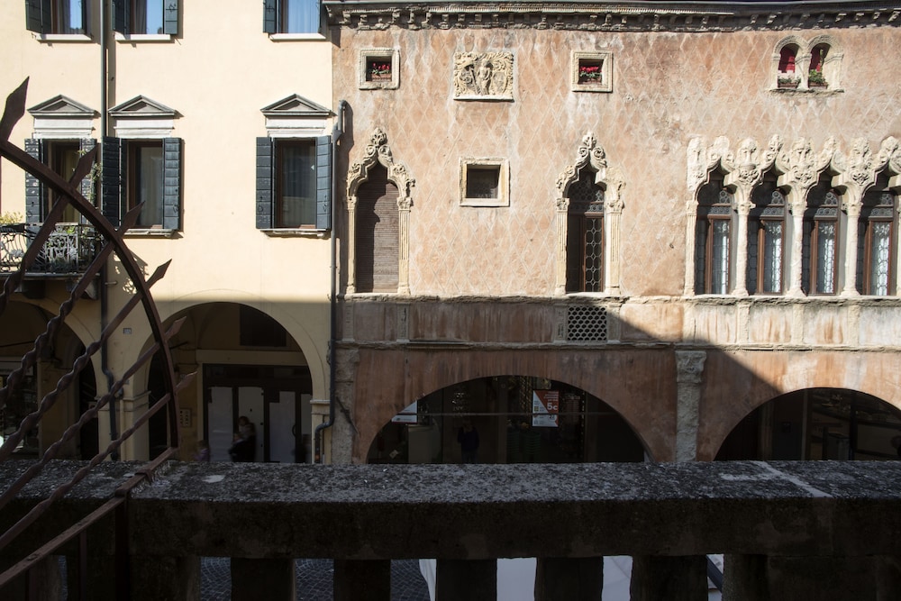 Piazza dei Frutti Flat view 5