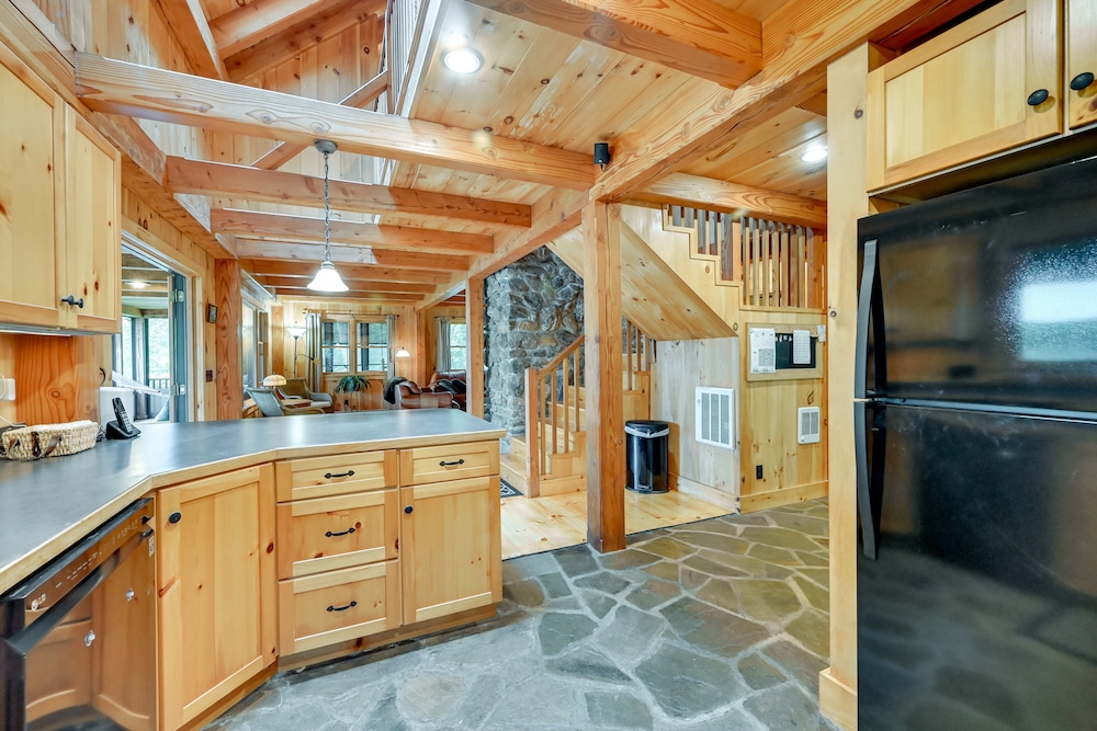 Lakefront Westhampton Cabin w/ Beach + Kayaks!