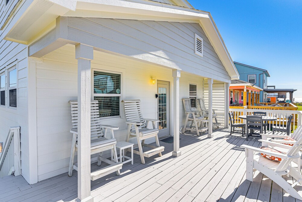 Modern Coastal Farmhouse: Walk to Surfside Beach!