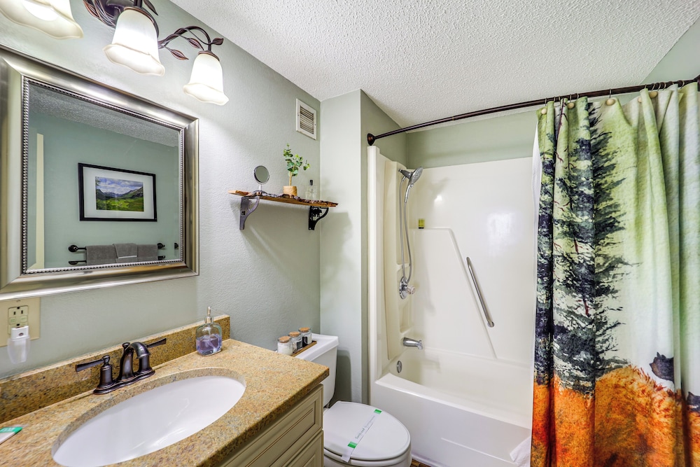 3 Mi to Sugar Mtn Resort: Condo w/ Pool & Hot Tub