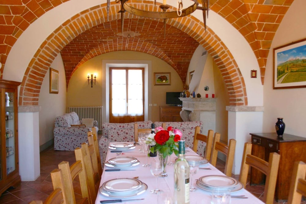 Stunning private villa for 8 guests with private pool, WIFI, TV, terrace, pets allowed and parking