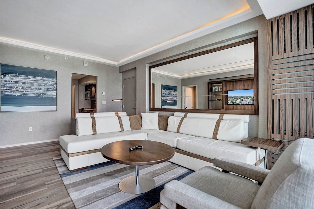 Chic Beachfront Bliss: Your Perfect 1 BR Retreat !