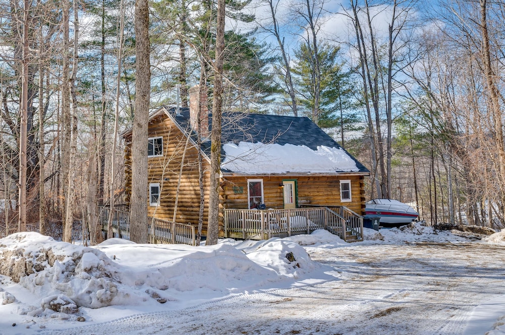 Cozy Laconia Cabin, Close to Winnipesaukee Pier!
