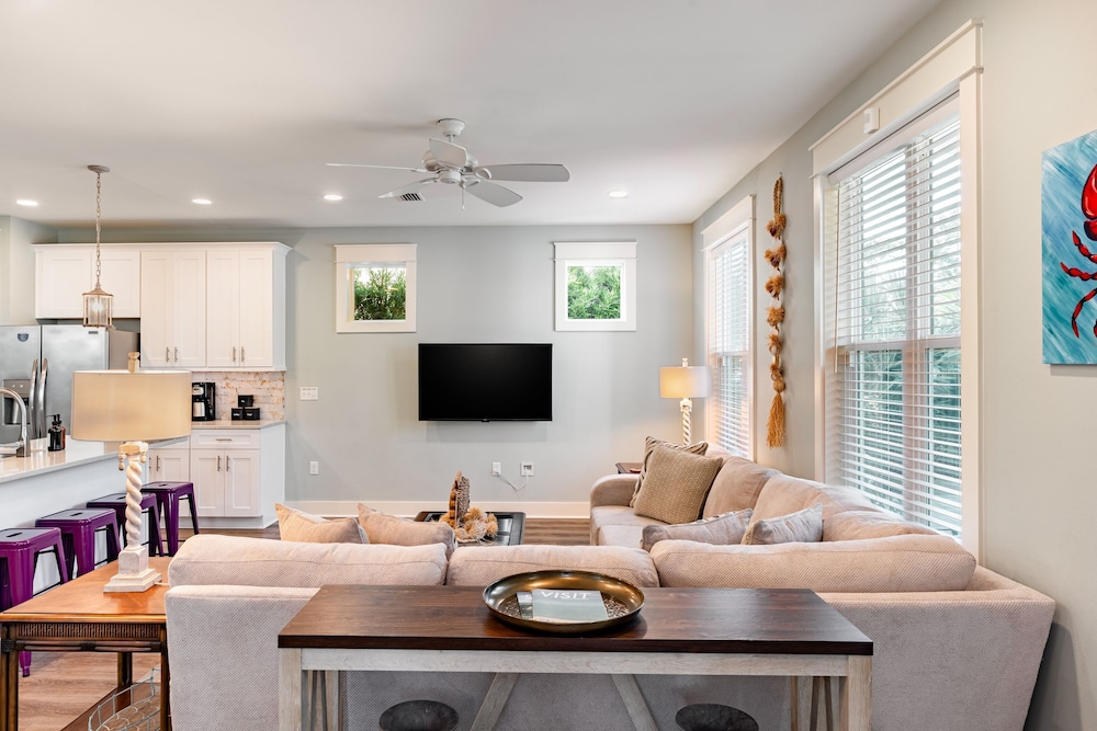 Gulf Coast Gem by Avantstay 3 Blocks to Beach Town Plaza Community Pool