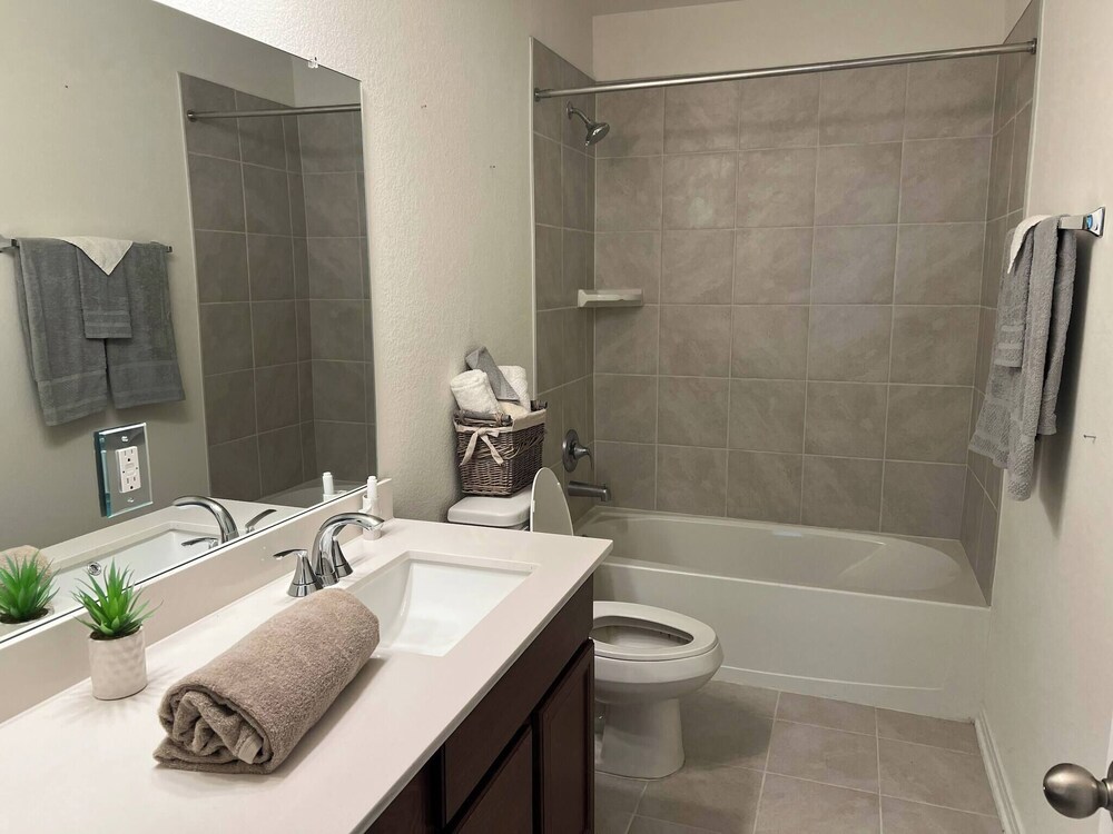 Summerhouse Villa 4br 2 and Half ba Home