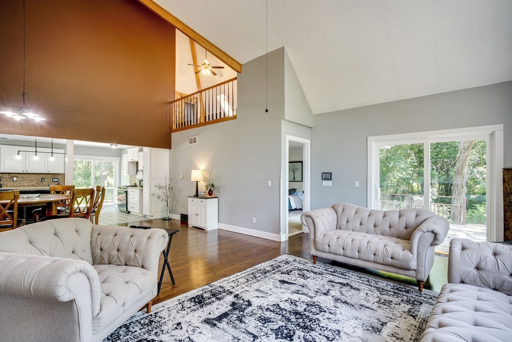 Spacious Family Villa w/ Decks in Chilton!