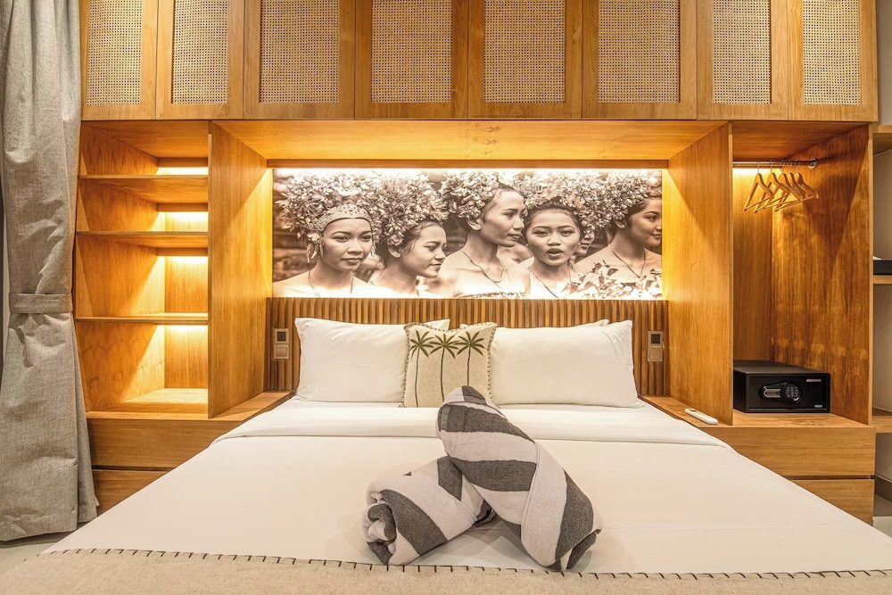 Luxury 5BR Retreat, 400m From Café Del Mar Shore