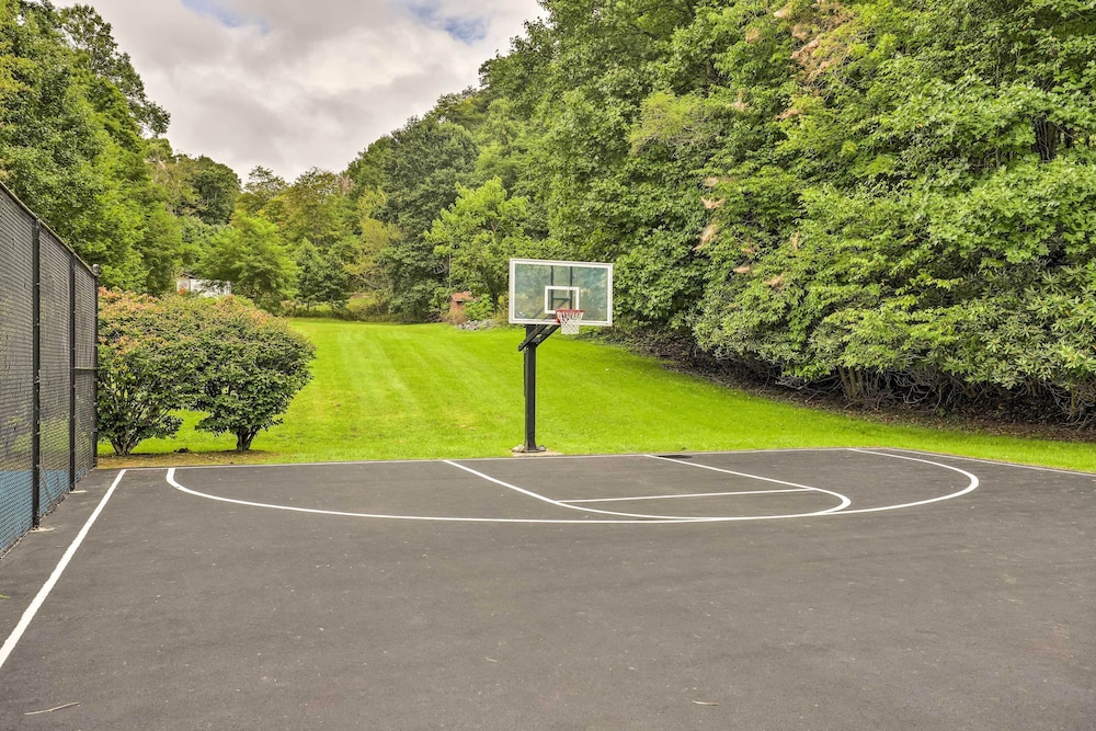Hot Tub, Game Room & Views: Mars Hill Mtn Retreat!