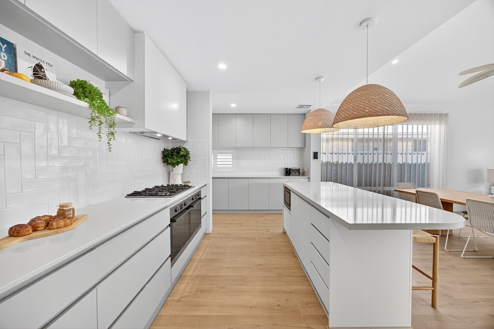 Coastal Luxe 4-bed House in Madora Bay
