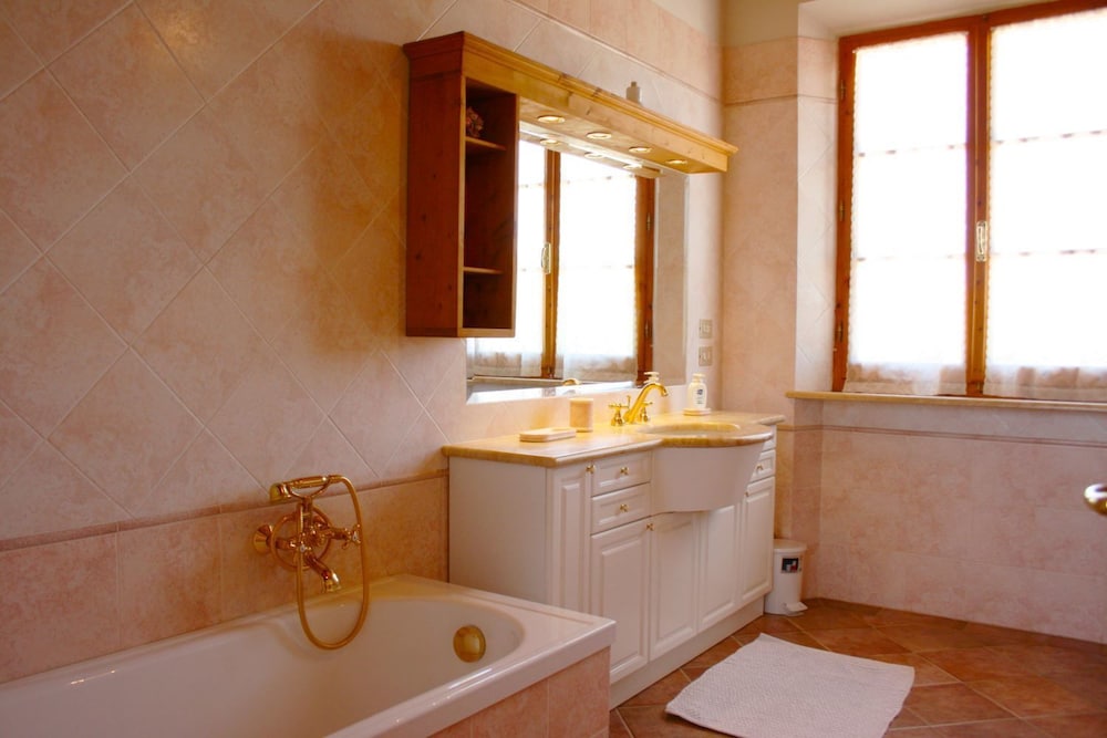 Stunning private villa for 8 guests with private pool, WIFI, TV, terrace, pets allowed and parking