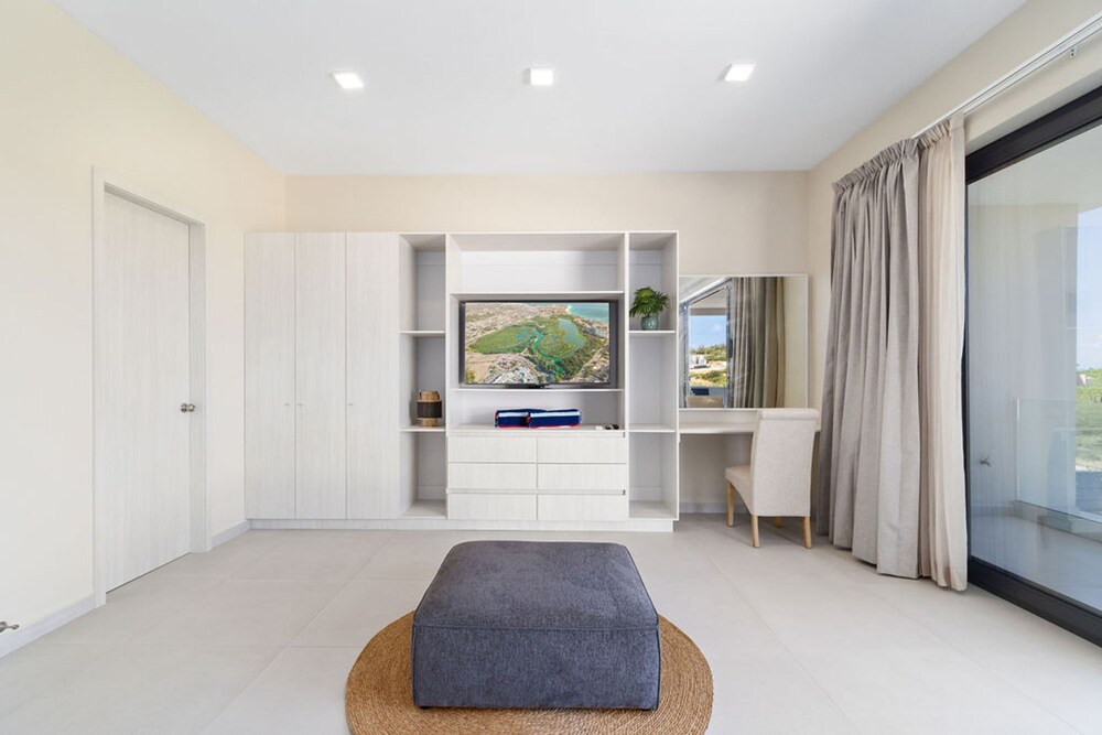High-end Villa Walk to Beach Pool Ocean View