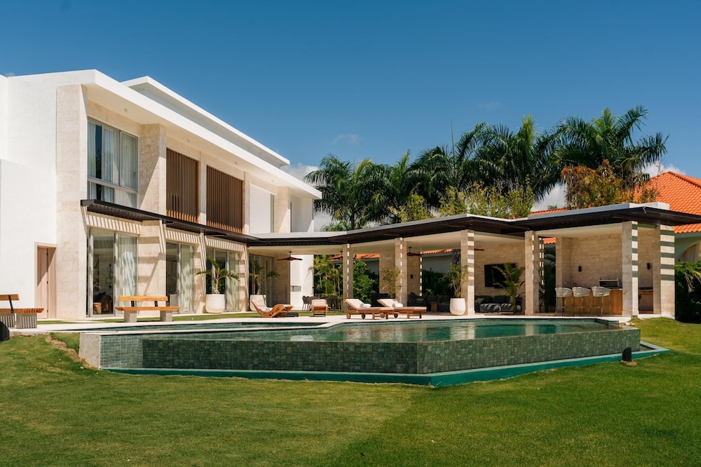 Modern 6 BDR Golf Front Villa in Luxury Beach Resort w Pool and Heated Jacuzziz