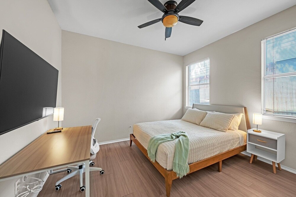 Modern 4br Gem Chic Comfort In Austin 4 Bedroom Home