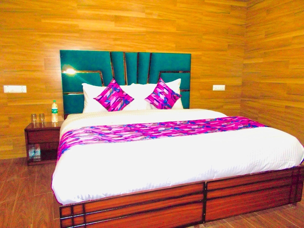 Erica Hills Resort Kasauli view 4