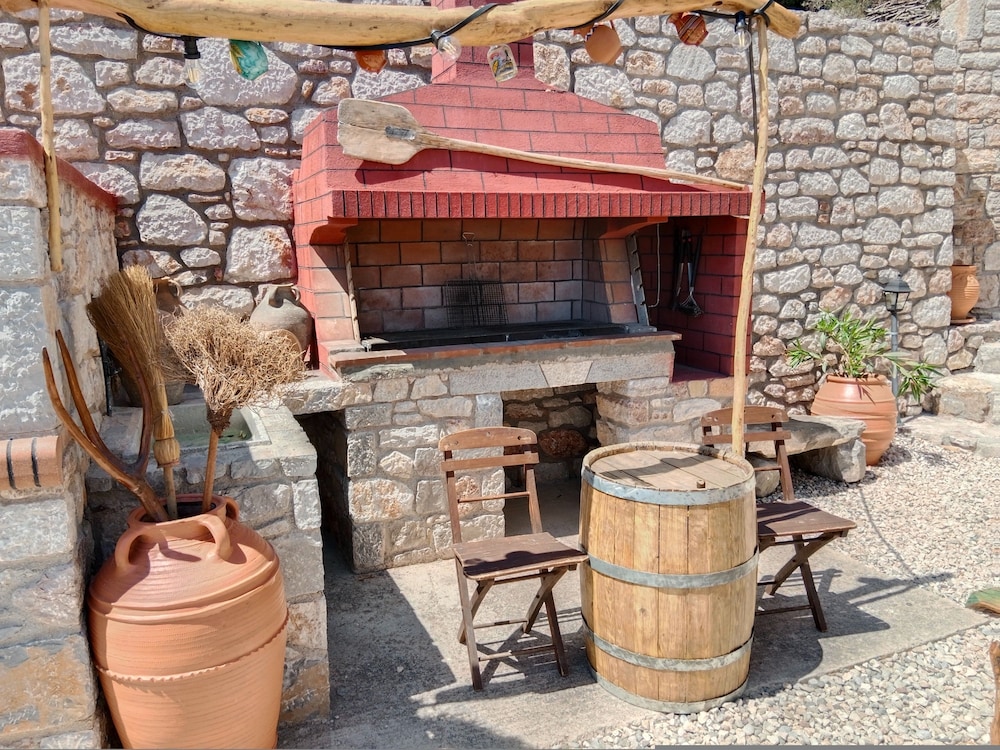 Tsampika s Traditional Stone Cottage in Siana