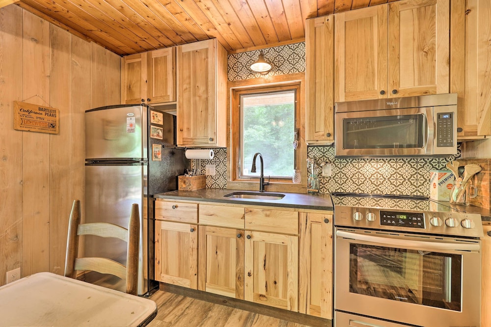 Quiet Max Meadows Cabin, 12 Acres of Property view 4
