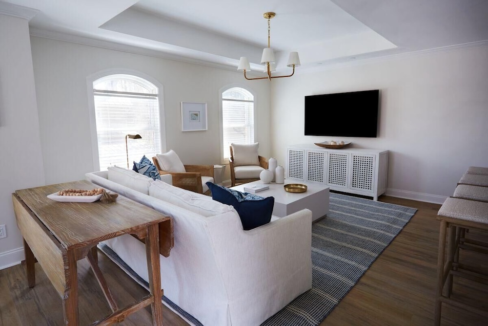 May River Breeze! 3-story Townhouse in Old Town's Promenade