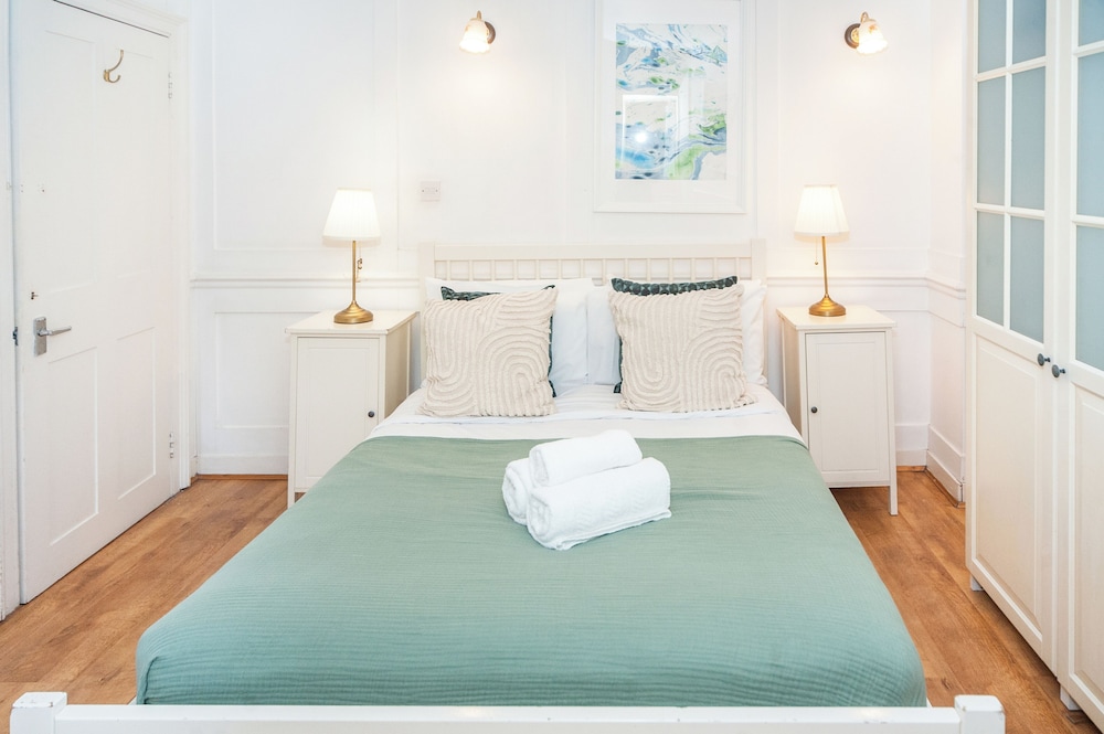 Spacious 3BR 2BA Flat in Central Soho