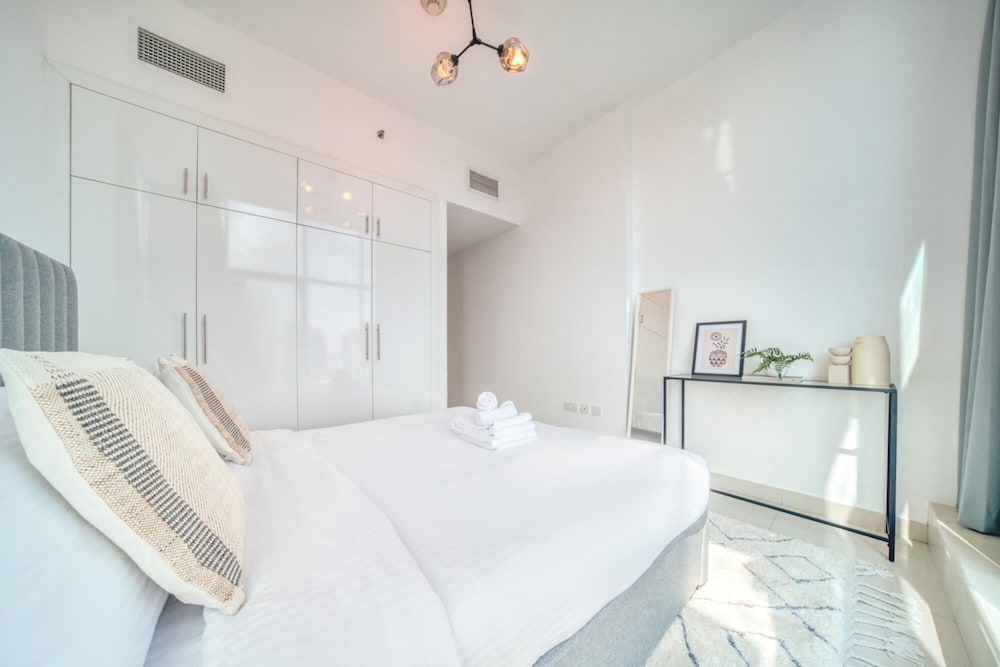 Premium 2BR Apt w Marina Views