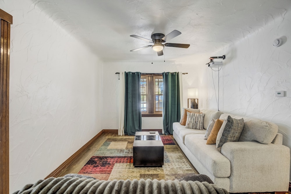 1318 E Pikes Peak