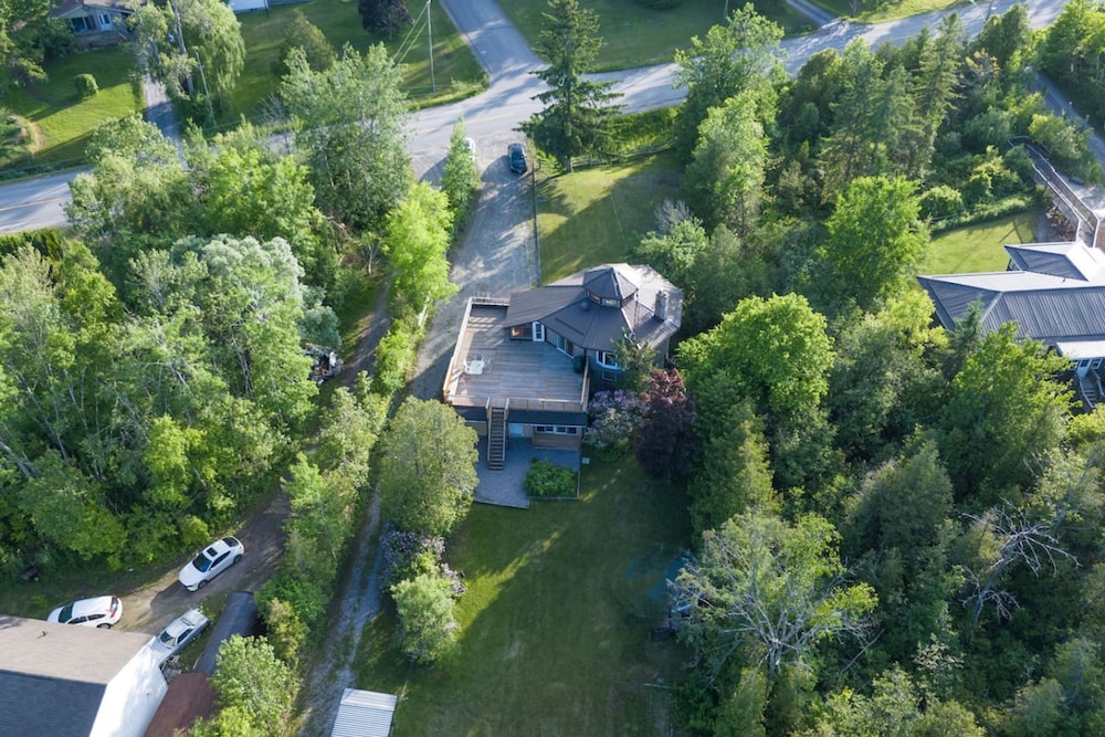 Lakeside 4BR Cottage in Bailieboro w BBQ Grill