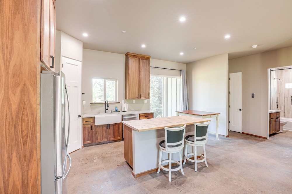 2 Mi to Lake Almanor: Home w/ Golf Course Views!