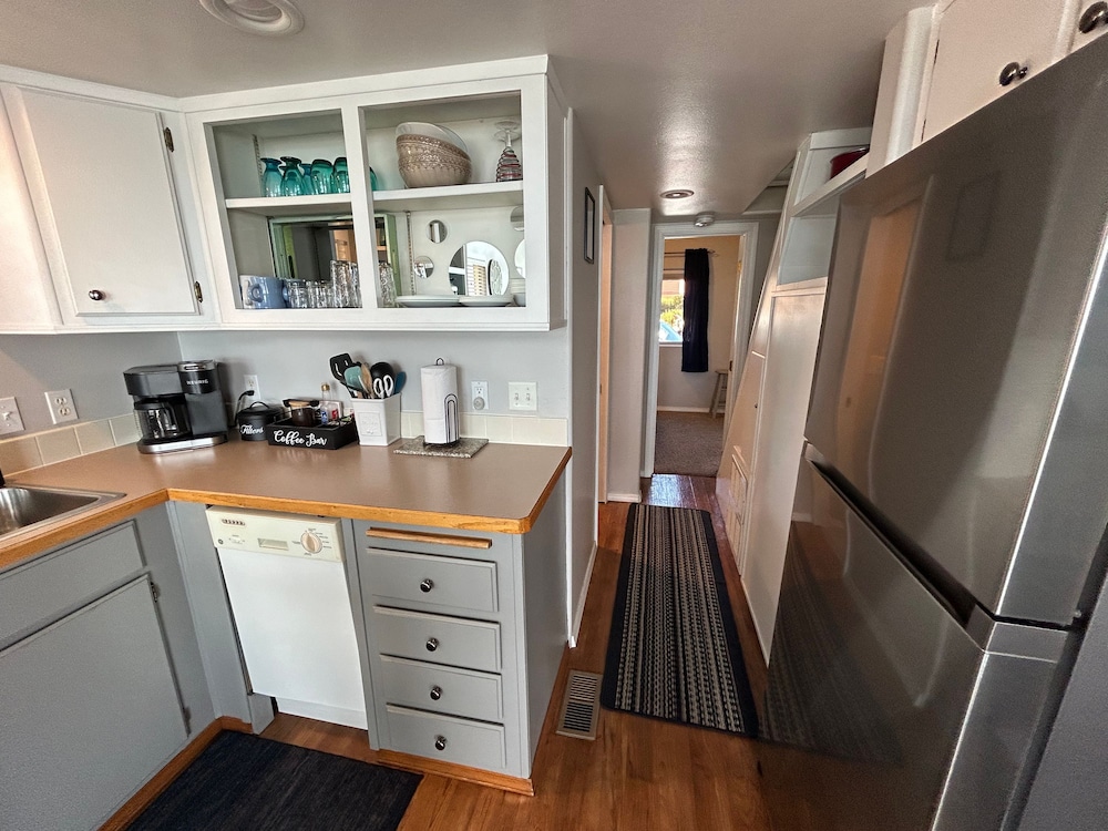 Luxurious Oceanfront Cabin 7 Getaway w Hot Tub