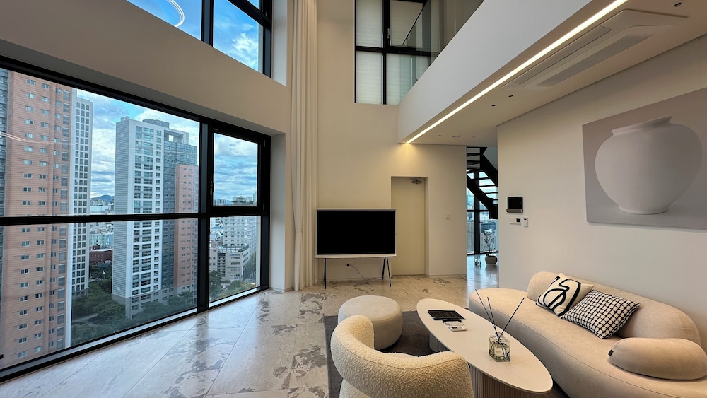 Caelum Black Gangnam Luxury Apt