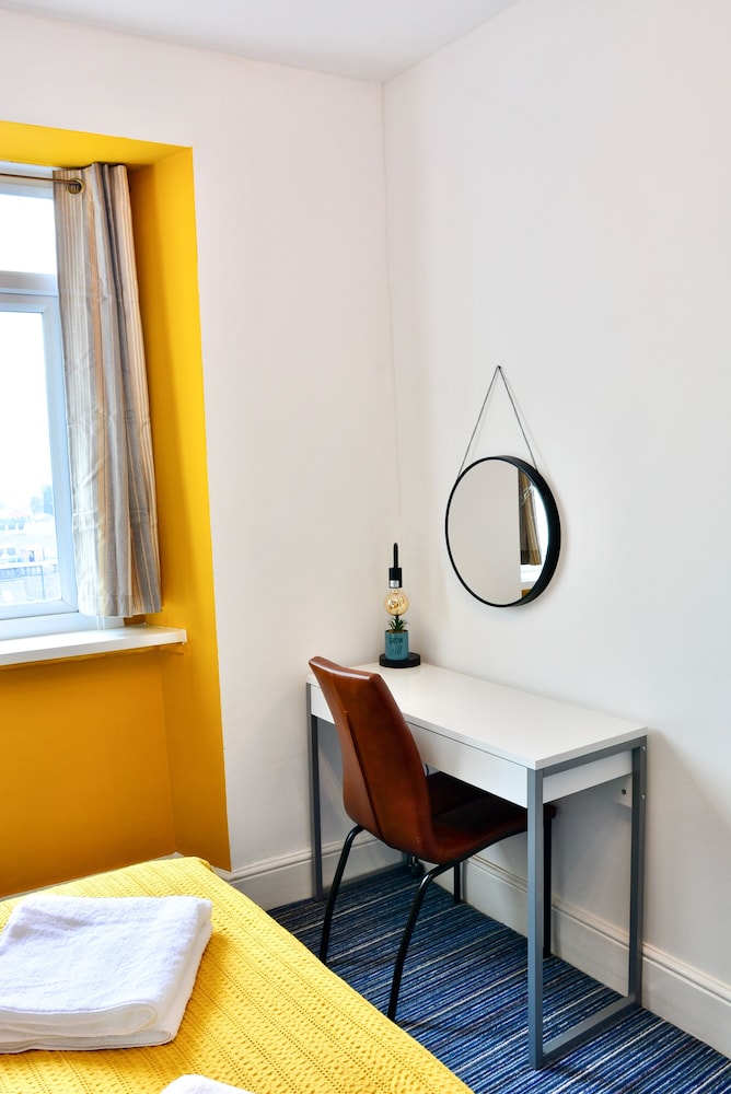 Captivating 3-bed House in Swansea Town Center view 3