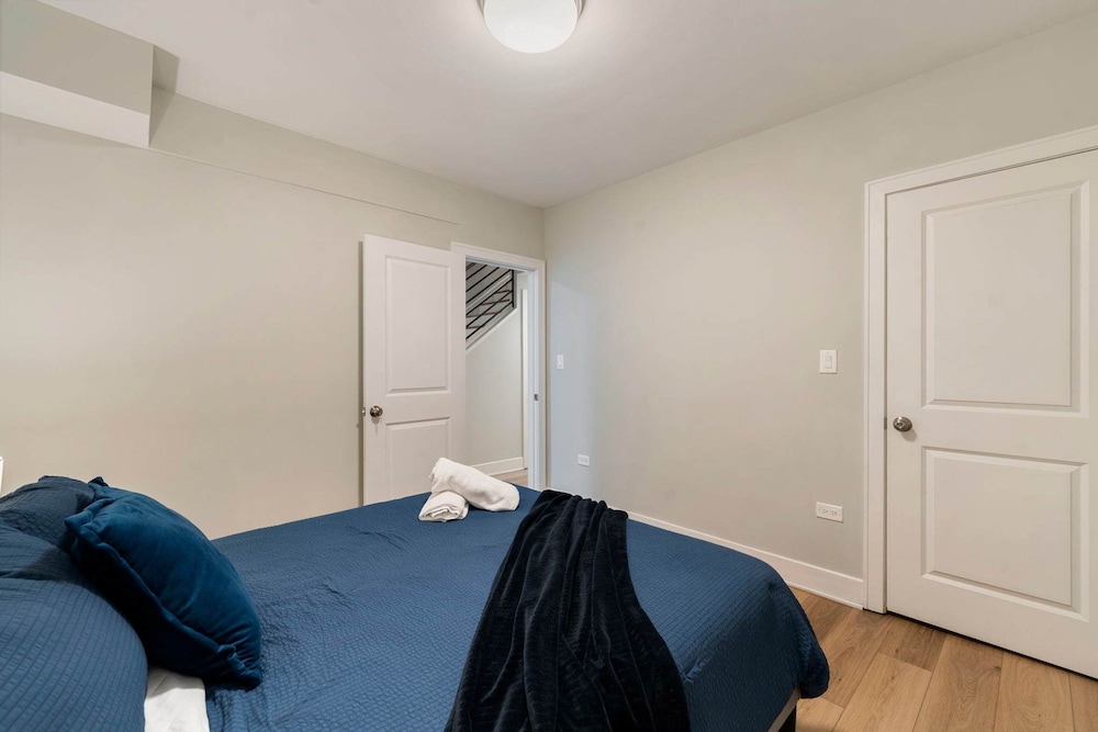 Spacious Pilsen 4 Bed 4 Bath Family Retreat