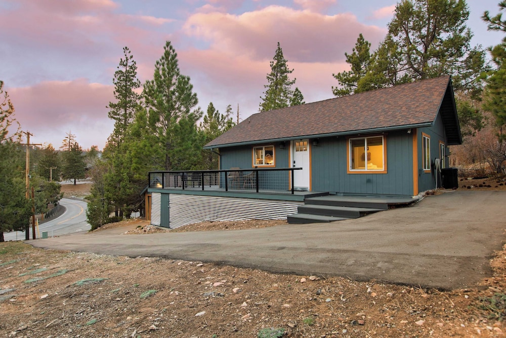 Cozy 2BR Fawnskin Cabin Big Bear Lake, Hiking Trails & Snow Summit Nearby