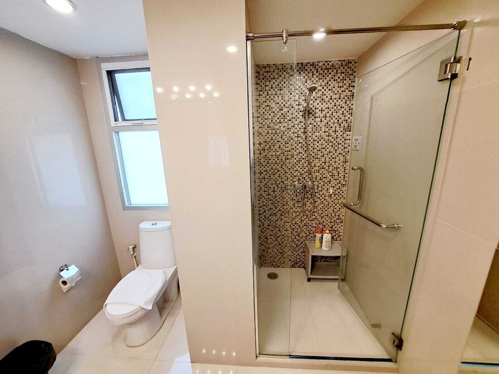 2D - 3 Bedroom Downtown Apartment With Shared Pool