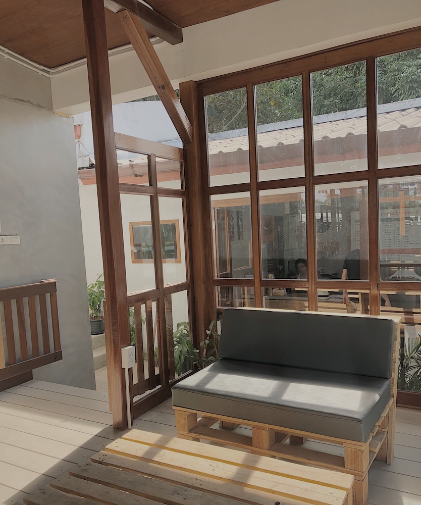 The Reef Hotel & Studios