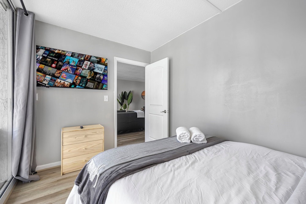 Sky High 31st Floor Condo W Parking