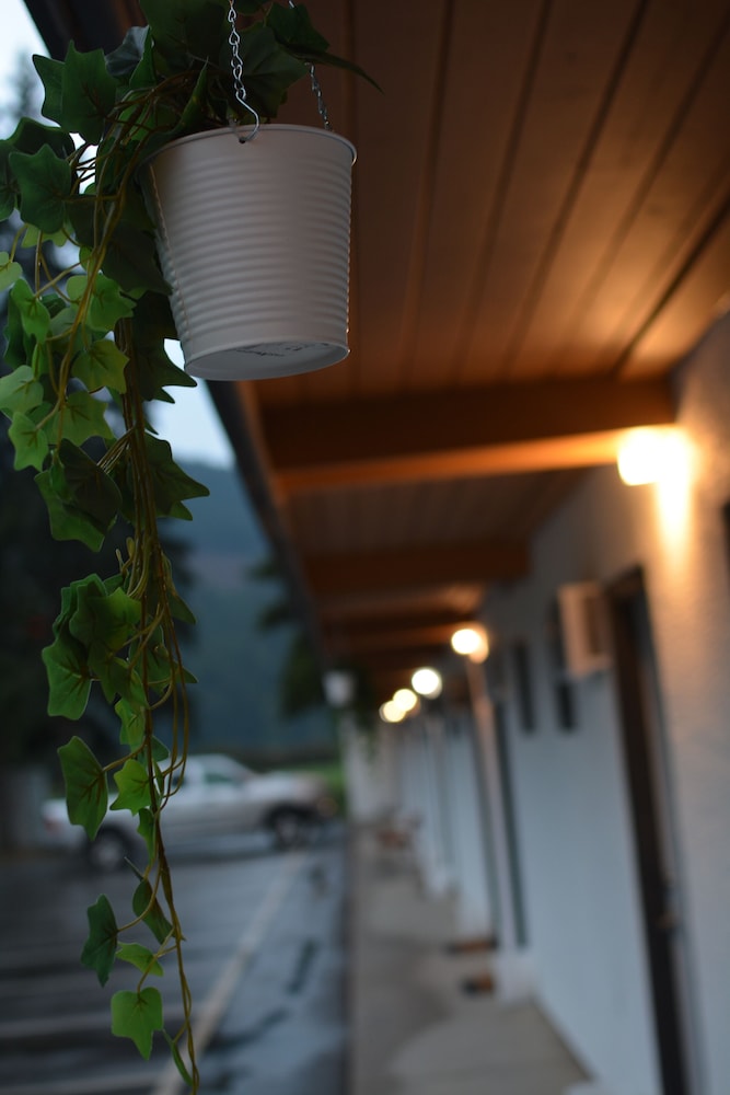 Monashee Motel