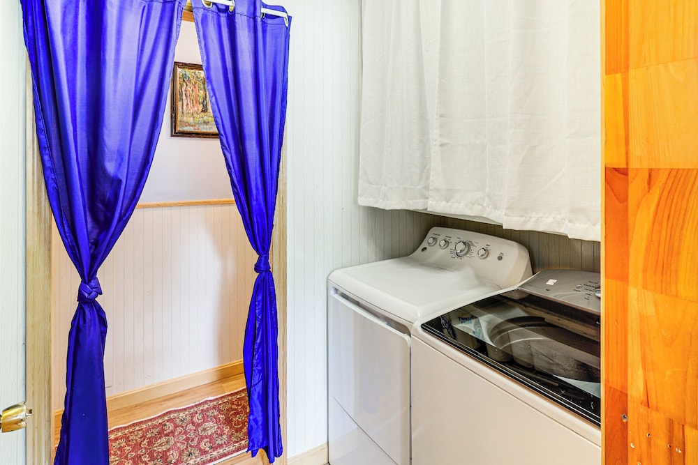 Family-friendly Home w/ Furnish Patio in Crystal!