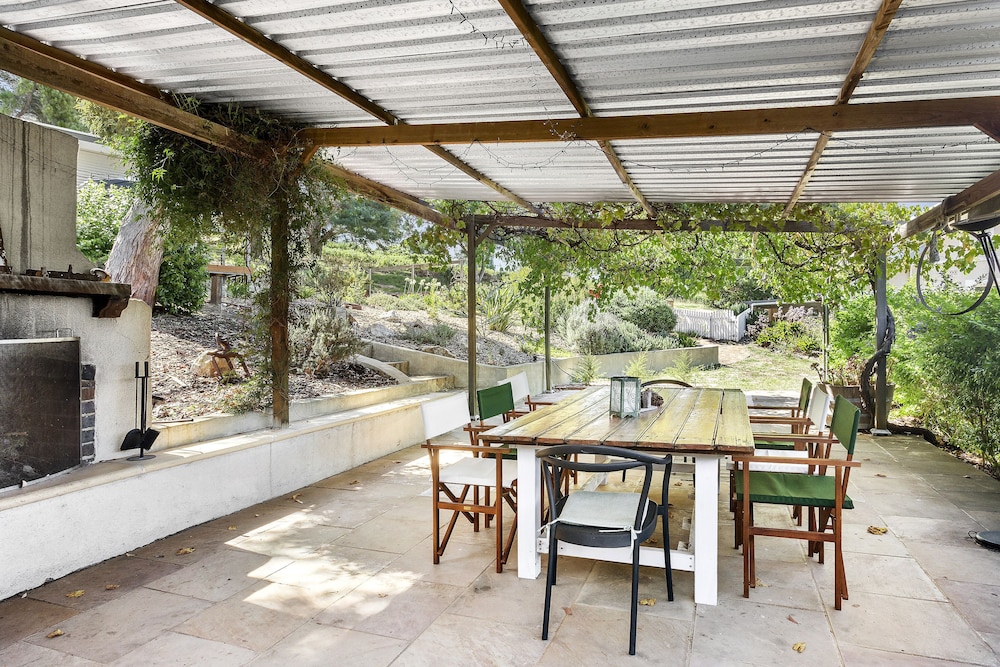 Karawatha Cottages B&B