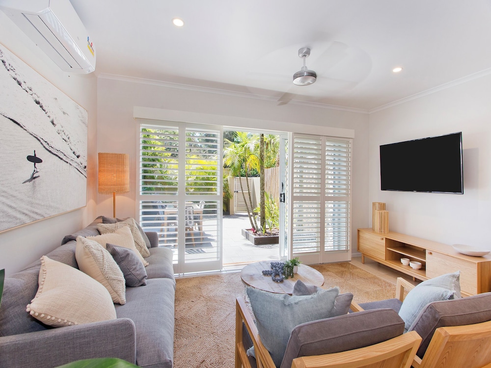 Noosa Parade Townhouse w Terrace