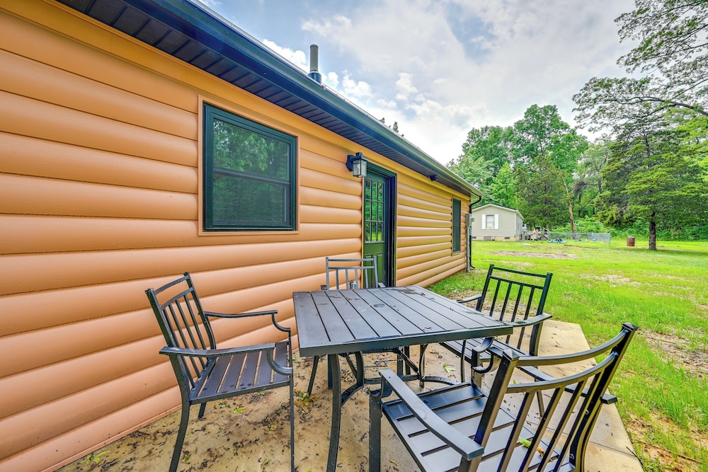 Near Mammoth Cave: Family-friendly Cabin w/ Patio!