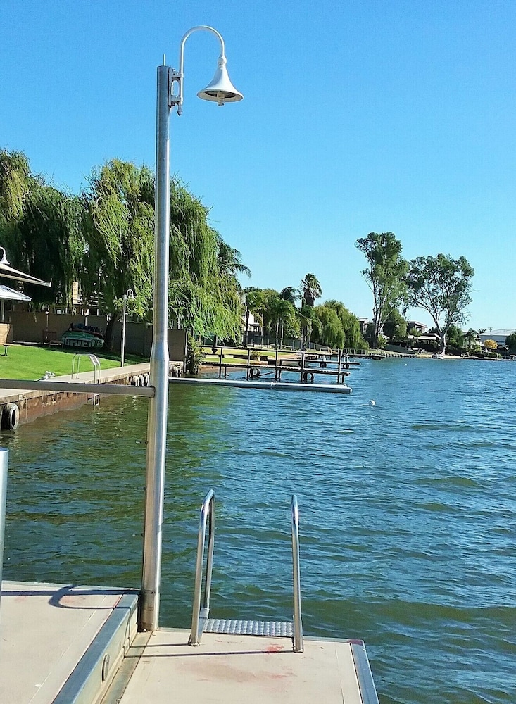 Lake Edge Resort