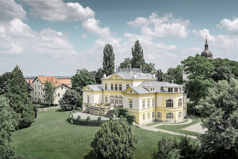 Zámek Dobřenice