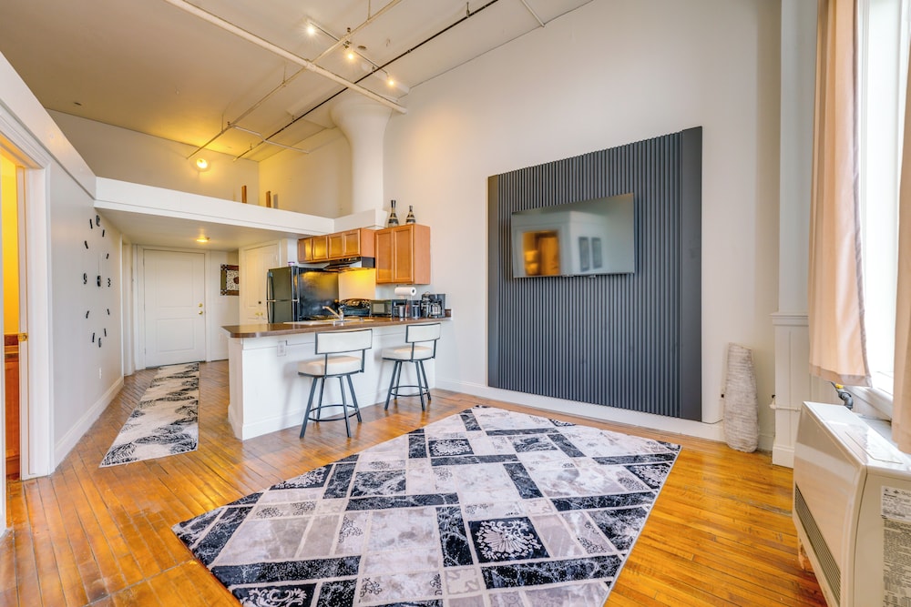 Explore Corktown: Updated Loft Next to Riverwalk!