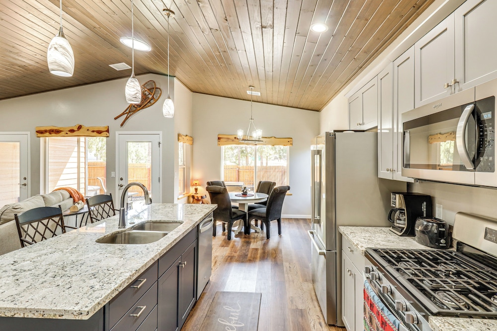 Hot Tub & Outdoor Living: Relaxing Show Low Cabin