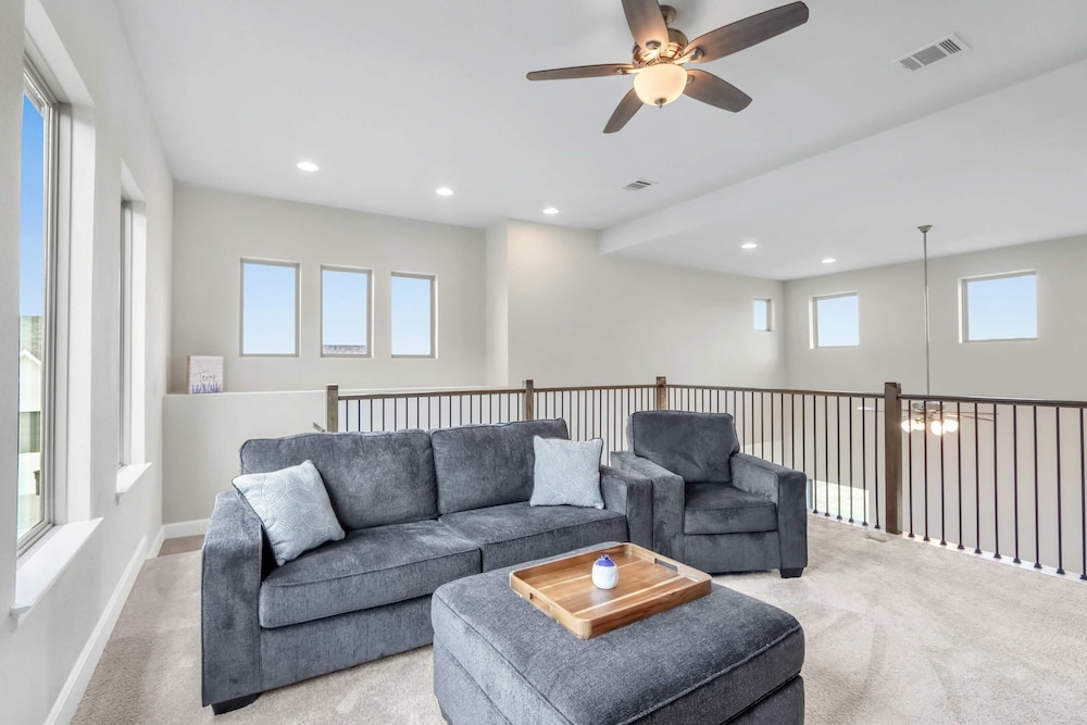 Dakota Cottage - Stay for 10
