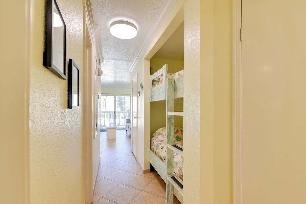 Walk to Galveston Beach: Resort Condo w/ Perks!